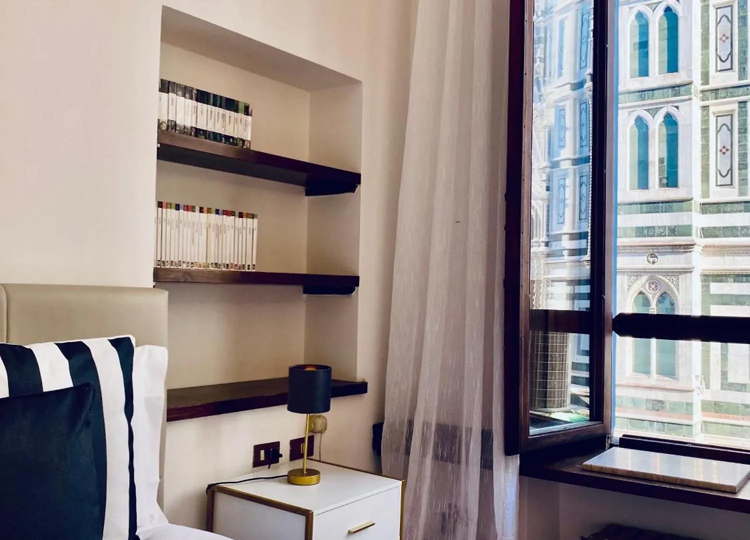 La Mandorla Apartments In Piazza Del Duomo Florence